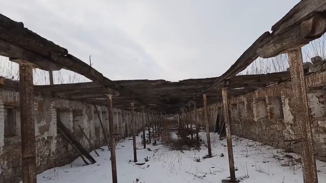 ФЕРМА ТАК И СТОИТ БЕЗ КРЫШИ... смотреть онлайн
