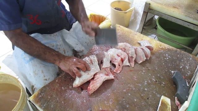 UMM AL QUWAIN FISH MARKET чистка хамура смотреть онлайн