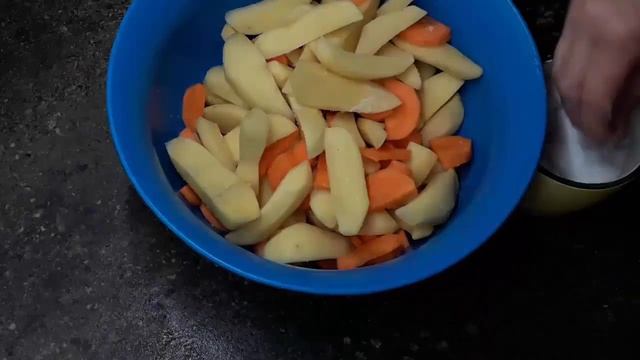 Простой рецепт. Горячее блюдо на новогодний стол. Куриные голени с картофелем в духовке. смотреть онлайн