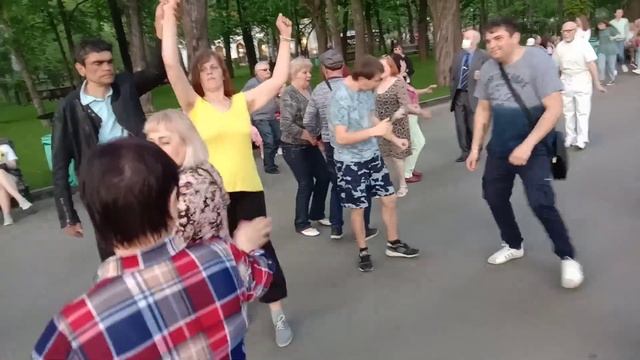 Подруга ты,моя подруга!!!Танцы в саду Шевченко,Харьков,май 2021. смотреть онлайн