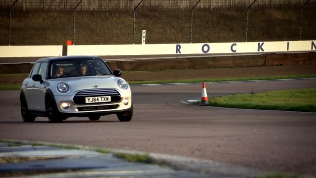 MINI Cooper 5 Door (Team Review) - Fifth Gear смотреть онлайн