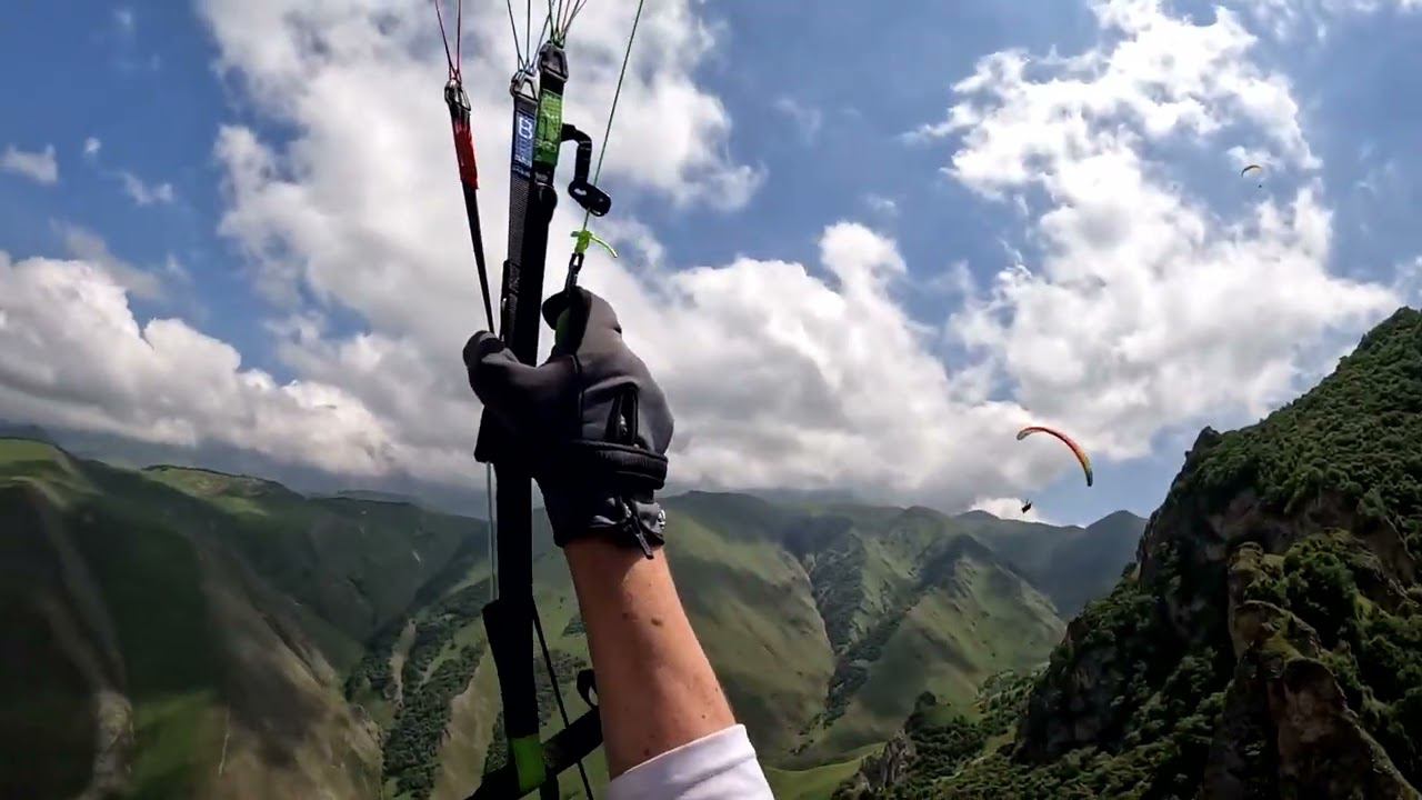 Посадка на ушах и акселе, орлы, парапланы и горы - красота Полёт на параплане в Чегеме парапланеризм смотреть онлайн