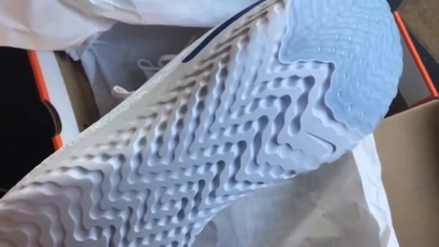 NIKE EPIC REACT FLYKNIT Men’s White / Blue смотреть онлайн