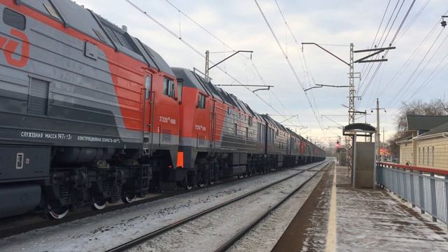 Электровоз 2ЭС6-455 с перегоняемой сплоткой тепловозов 3ТЭ25К2М проходит о.п. Привокзальная смотреть онлайн
