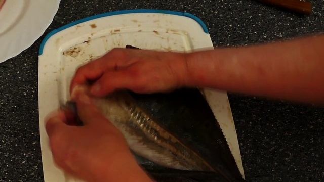 Камбала жареная. Как почистить камбалу. Рыба жареная в кляре. Рыба приготовление. Рыба кляр рецепт смотреть онлайн