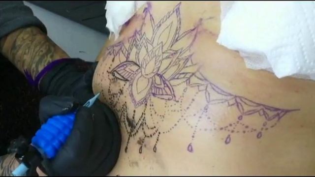 Tatuaje Femenino Flor De Loto Con Adornos Bajo Los Pechos