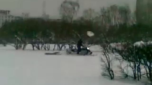 Снегоход прокладывает лыжню смотреть онлайн