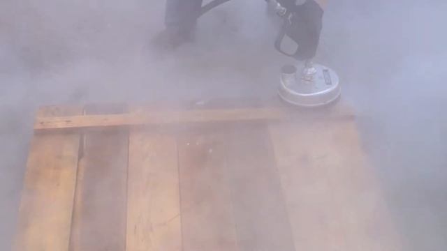 Чистка досок с помощью ручного очистителя Mosmatic