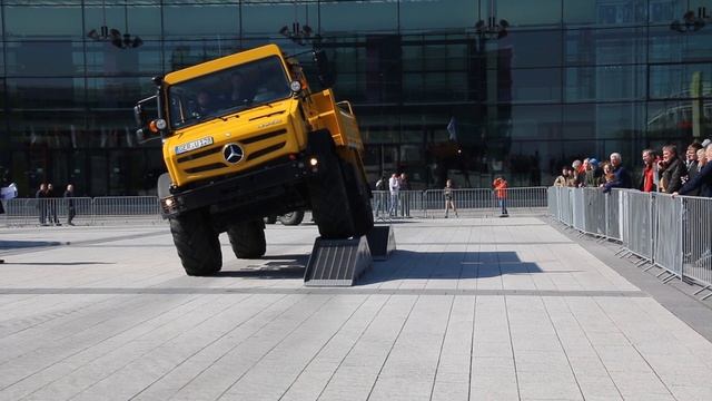 Mercedes-Benz Unimog in Aktion auf der Unimog-Museum-Rampe auf der Retro Classics 2018 смотреть онлайн