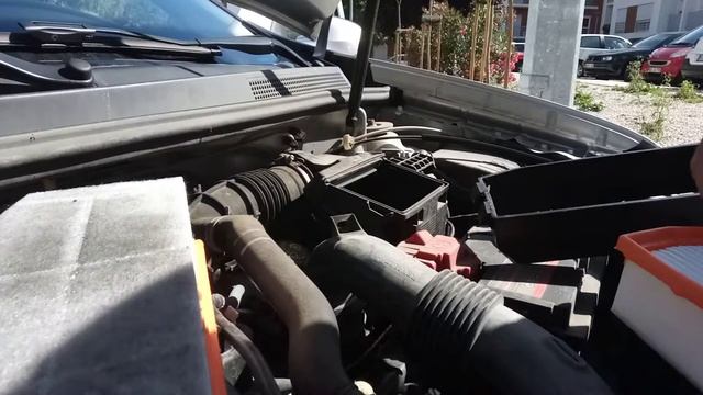 Dacia/ Renault 0.9tCe substituição filtro ar/ Air filter replacement смотреть онлайн