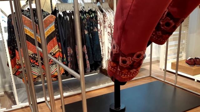 Прага шоппинг. Распродажи женских джинсов от испанского бренда Desigual смотреть онлайн
