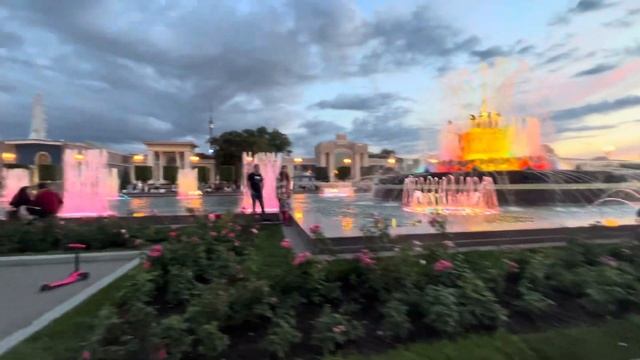 ФОНТАНЫ НА ВДНХ ВЕЧЕРОМ С ПОДСВЕТКОЙ смотреть онлайн