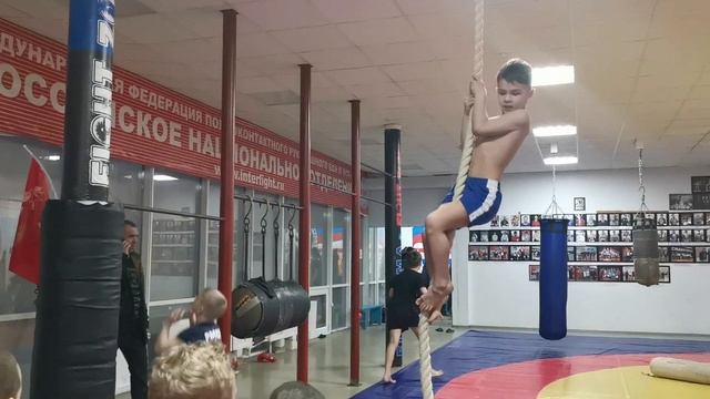 ЛАЗАНЬЕ ПО КАНАТУ. Школа Магдиева. Мы ЛУЧШИЕ!!! смотреть онлайн