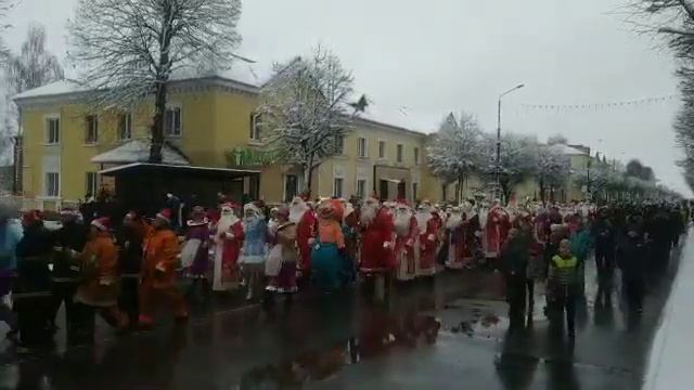 Шествие Дедов Морозов в Борисове смотреть онлайн