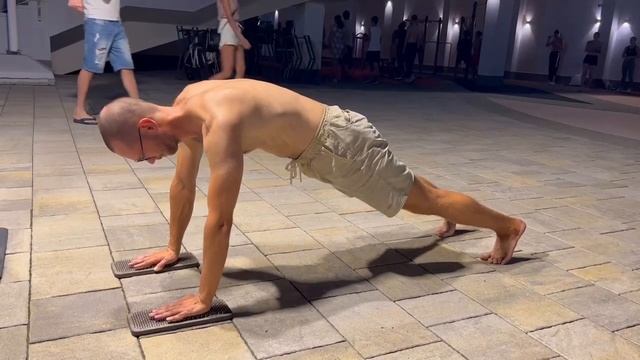 Доска садху. Планка на доске с гвоздями. смотреть онлайн