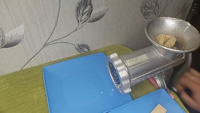 EXPERIMENT MEAT GRINDER VS WAFER تجربة المفرمة ضد وافير смотреть онлайн