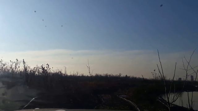 Nissan x-trail t30 не большой обзор на бездорожье. Девочка на икс трейле объезжает пробки по грязи смотреть онлайн