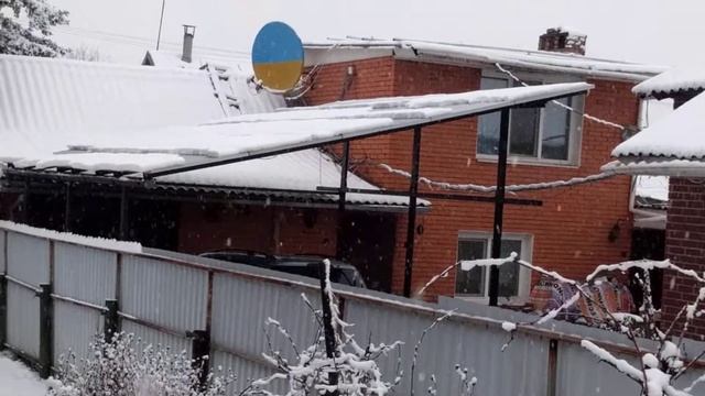 Теневой навес для авто в роли солнечного поля.