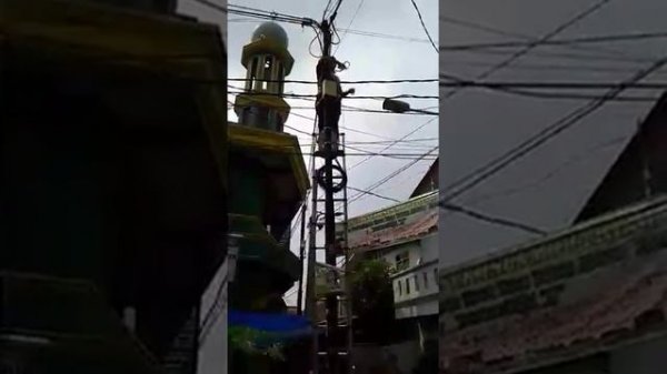 penarikan kabel optik