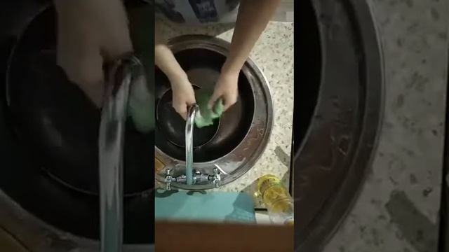 Моем жирную сковородку: только салфетка для посуды и вода! Без капли и без фейри! смотреть онлайн