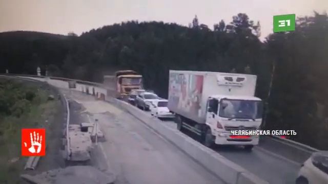 Суд отложил вопрос о заключении под стражу водителя грузовика, который протаранил пять машин под Юр смотреть онлайн