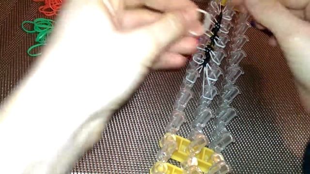 Вязание резинками Урок 3 Браслетик-радуга смотреть онлайн