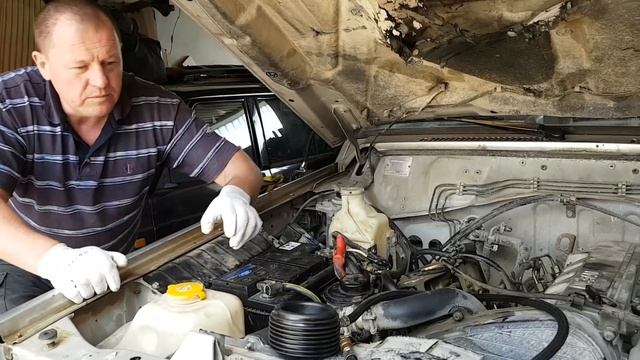 Переливания крови на Патруле замерить давление масло Öldrück prüfen bei Nissan Patrol Y60 смотреть онлайн