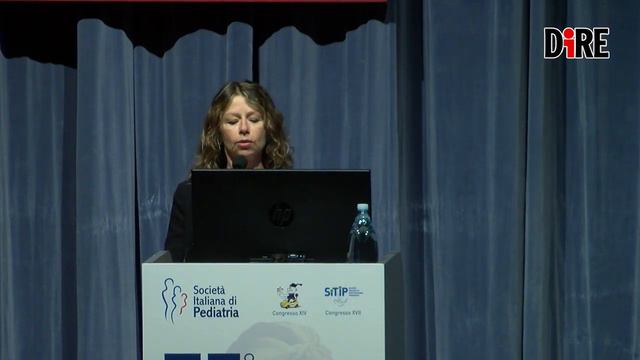 Amanda Sandrelli legge la poesia 'Ridammi il rosa' смотреть онлайн