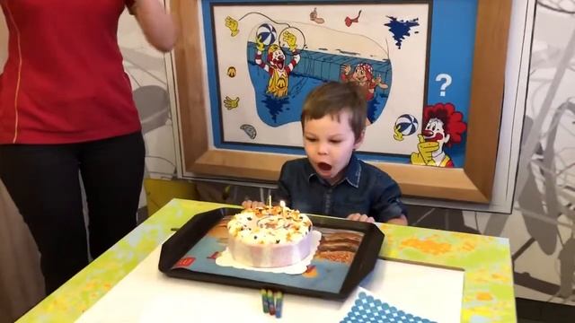 Коля задувает свечи