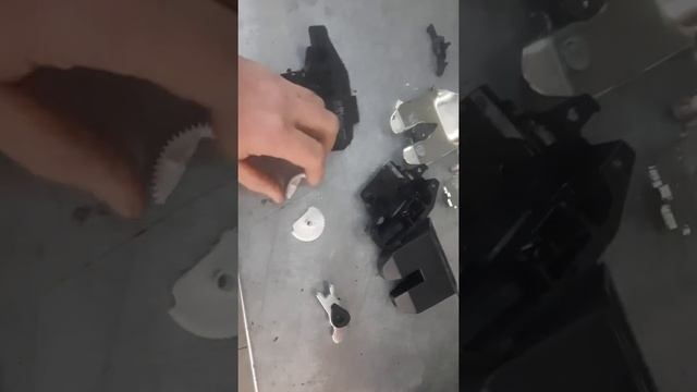 Почему На VW Polo Sedan замок крышки багажника не открывается, а просто жужжит. БудниАвтосервис.