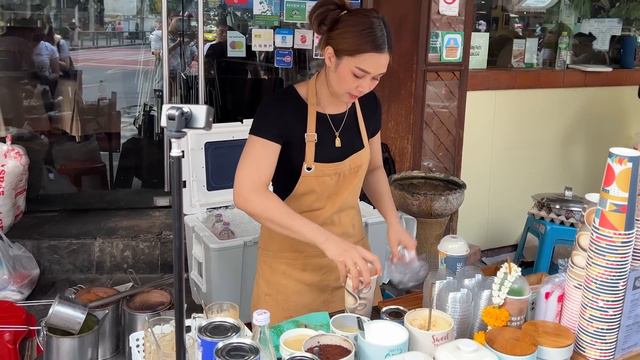 Beautiful Thai Lady! The Most Popular Coffee Lady in Bangkok - PloySai Coffee / Thai Street Food смотреть онлайн