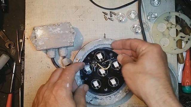 Вскрытие и выяснение причины выхода из строя светодиодного прожектора 18 ватт смотреть онлайн