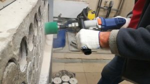 Видео №4. Начало сверления бетонного блока алмазной коронкой дрелью Dexter