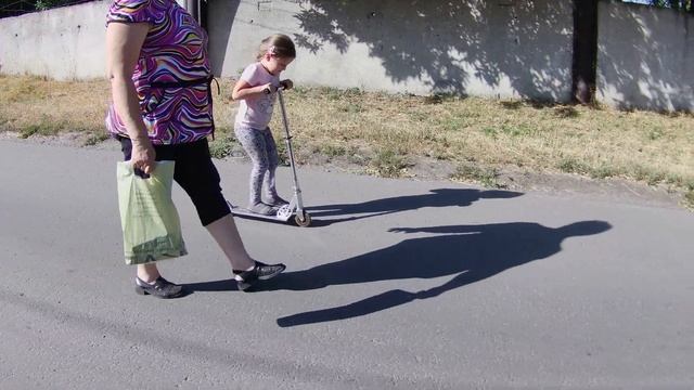 Учимся ездить на самокате смотреть онлайн