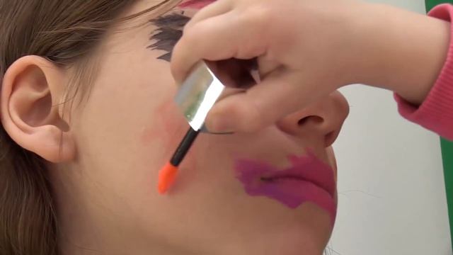 Весёлые игры для детей. Челленджи - Делаем Макияж и готовим Бургеры для куклы Барби! Смешные видео смотреть онлайн