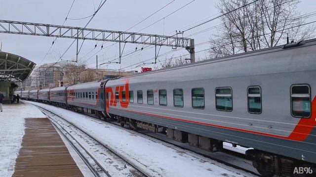 Электровоз ЭП20-040 с пассажирским поездом на о.п. Электрозаводская смотреть онлайн