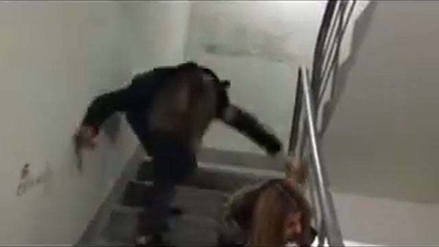 Падает с лестницы смотреть онлайн