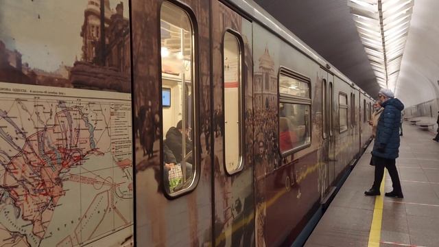 Тематический поезд "Музей Победы" на станции Шаболовская смотреть онлайн