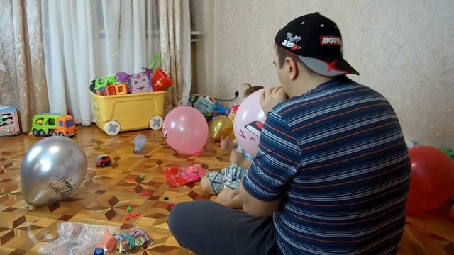 Трофимка с папой надувают воздушные шары ! Весело поводят время ! смотреть онлайн