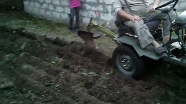 Первая вспашка сомодельным минитрактором смотреть онлайн