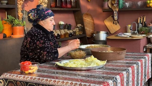 COOKING 8 MARCH CAKE! INTERNATIONAL WOMEN'S DAY IN RELAXING VILLAGE | STUFFED CABBAGE смотреть онлайн