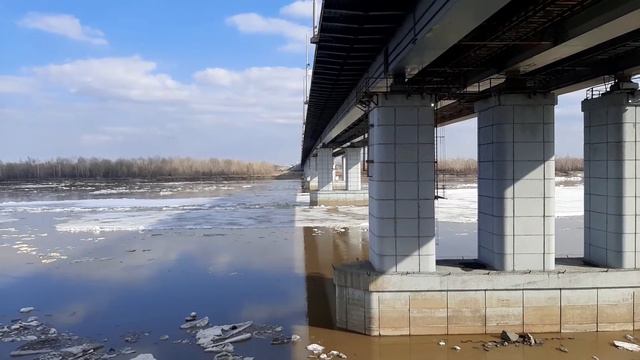 Огромная льдина врезалась в опору моста смотреть онлайн