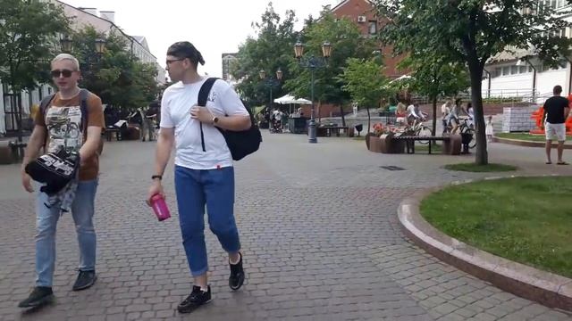Прогулка по городу, купили электрогитару и комбоусилитель Cort. Авторская песня в подарок смотреть онлайн