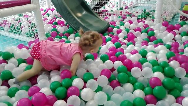 Loptice Indoor Playground Family Fun Color Balls Cutest Girl 2 смотреть онлайн