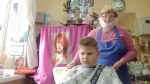 Стрижём мальчика.волосы наверх кругленько.