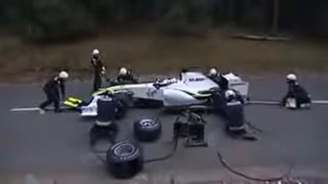 Прикол!Прикол!Прикол! Тренировка пит стопа и медведь Смешное видео Формула 15 смотреть онлайн