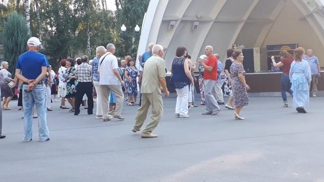 Веселый летний вечер в парке Горького!!!Народные танцы,Харьков!!! смотреть онлайн