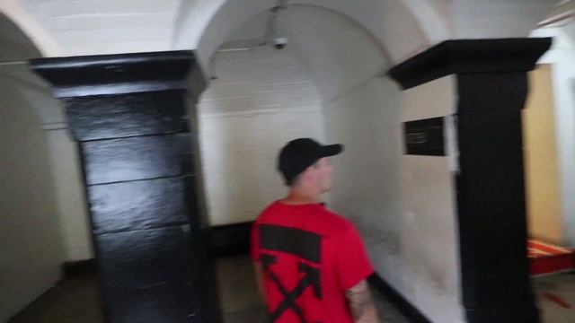 WE EXPLORE THE TERRIFYING HALLWAYS OF THE HAUNTED PRISON HOTEL смотреть онлайн