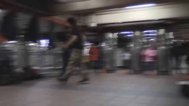 Dancing in the subway. Танцы в метро. смотреть онлайн