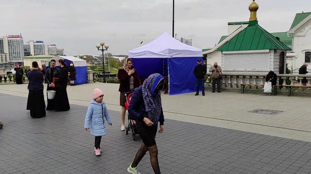 Атмосфера возле Свято-Духова кафедрального собора на Пасху смотреть онлайн